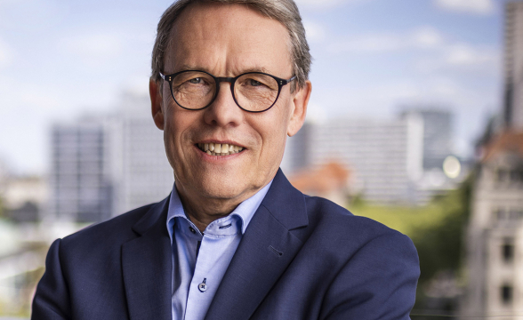Ein Mann mit einer Brille schaut in die Kamera.