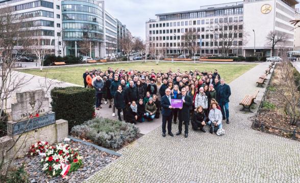Mitarbeitende der VDI/VDE-IT am Mahnmal für die Opfer des Nationalsozialismus am Steinplatz