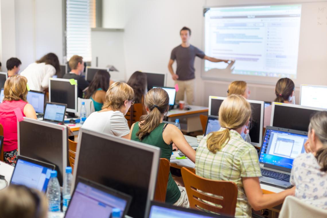 Dozent vor Studierenden