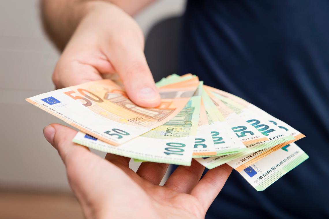 Bargeldzahlung Hand mit Geldscheinen
