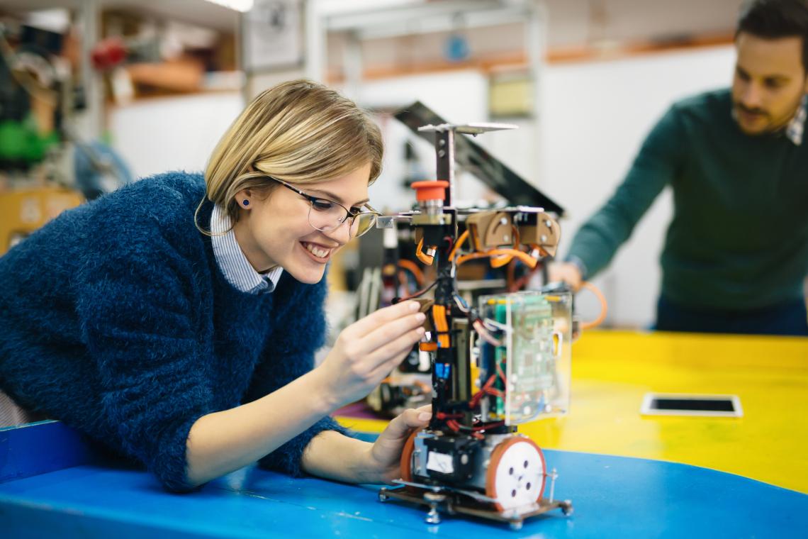 Frau mit technischem Gerät Frau mit technischem Gerät