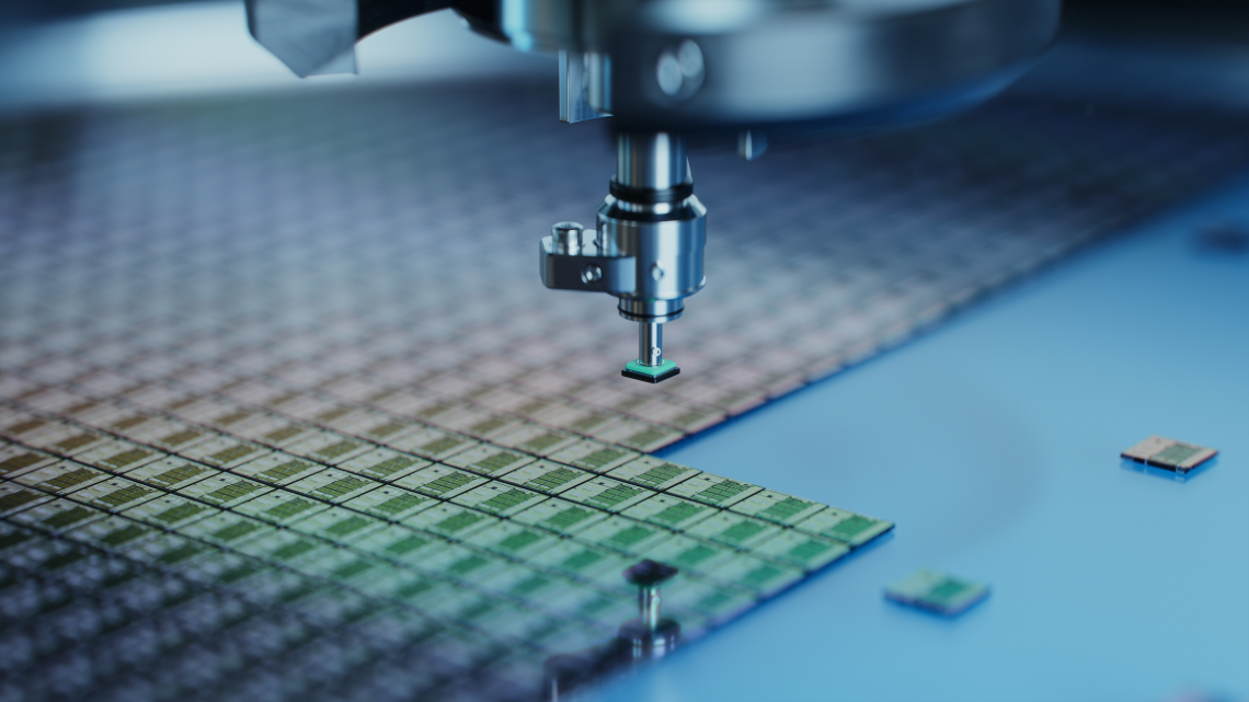 Ein Präzisionsroboter nimmt einzelne Mikrochips auf und bewegt sie.