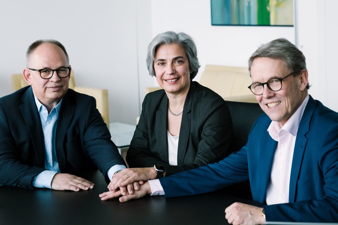 Geschäftsführung legt Hände übereinander