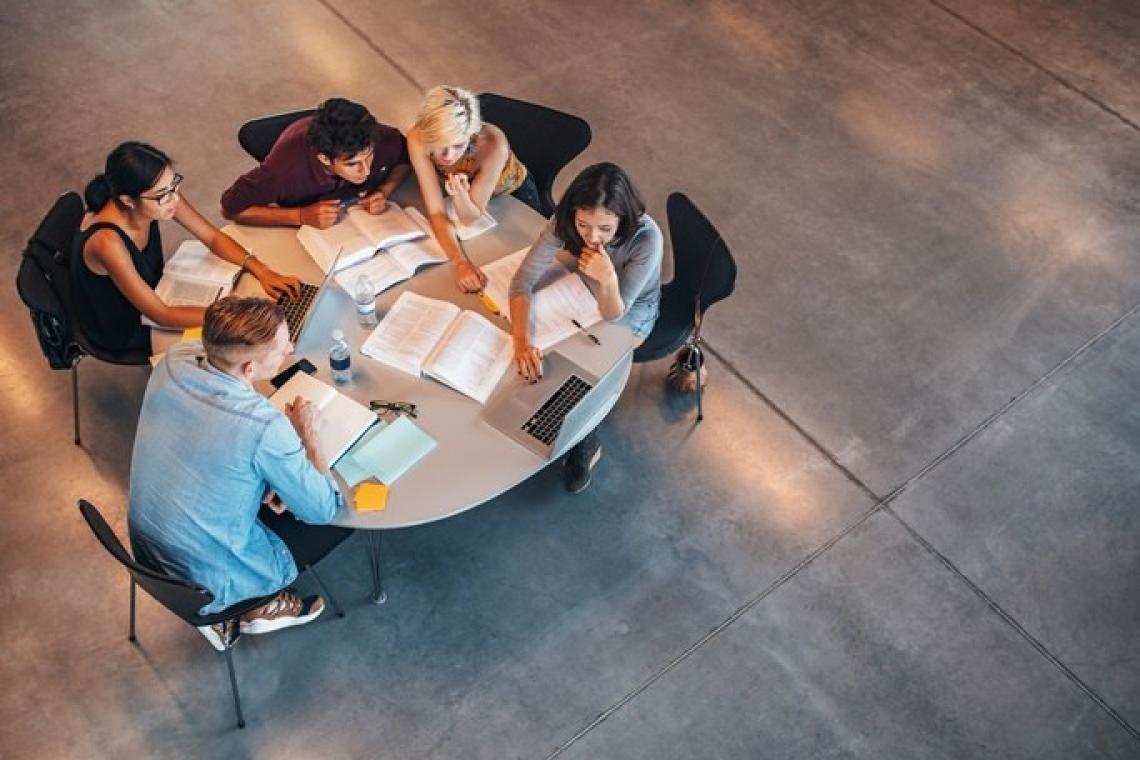 Studierende am Tisch