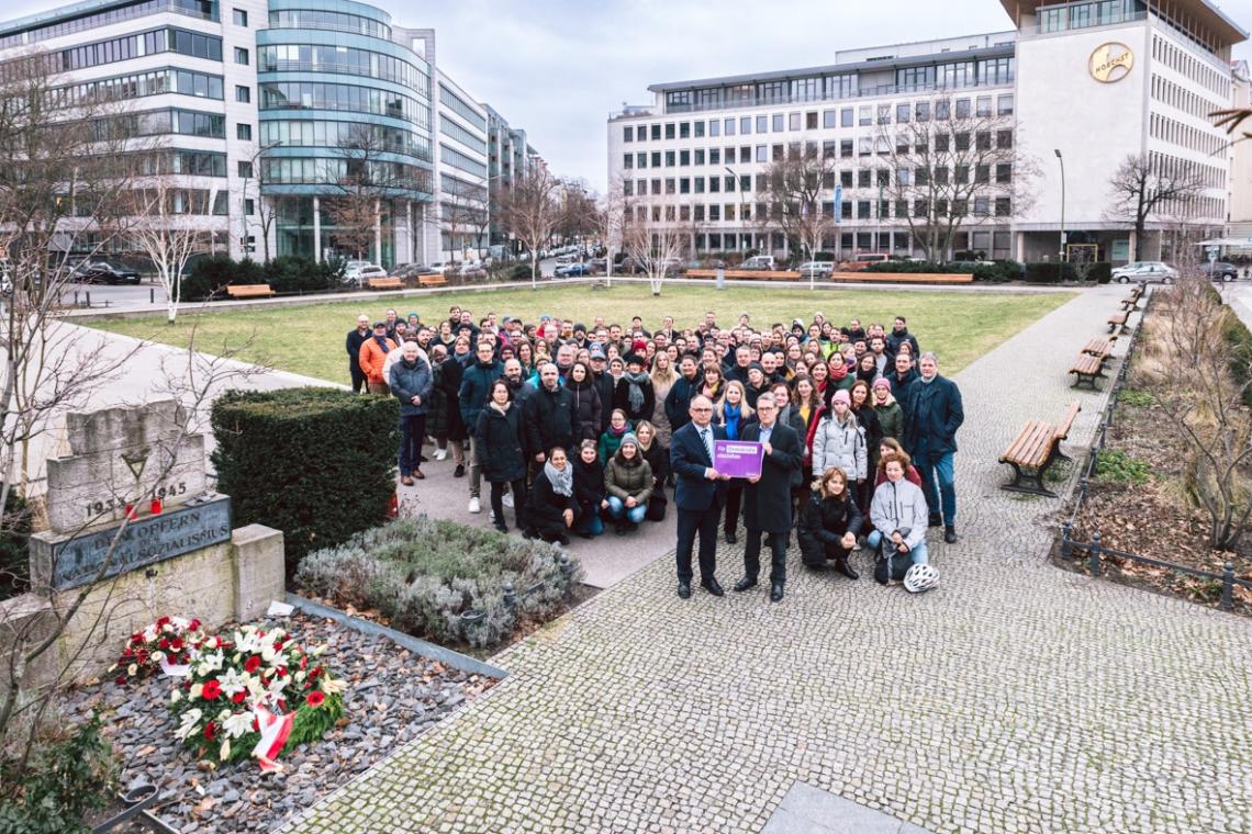 Mitarbeitende der VDI/VDE-IT am Mahnmal für die Opfer des Nationalsozialismus am Steinplatz