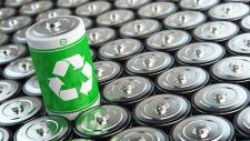 Eine einzelne Batterie mit Recycling-Logo erhebt sich aus vielen weiteren Batteriezellen.